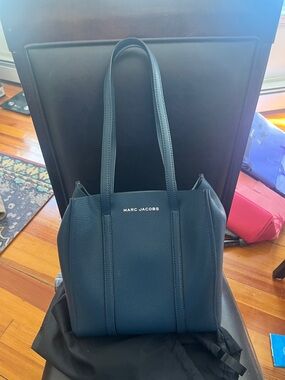 Marc Jacobs the Shopper store in Dark Blue Pebbled Leather Tote